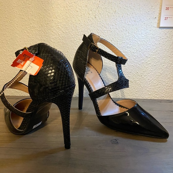 Journee Collection black leather t-strap shoes 7 - Picture 4 of 6